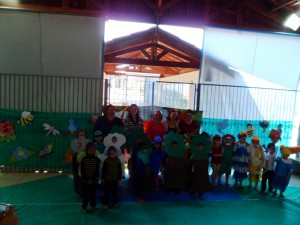 Professoras, Diretora, Supervisora, Coordenadora e os alunos ao final da apresentação.