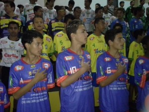Alunos durante a execução do Hino Nacional Brasileiro e Hino da Cidade de Américo Brasiliense.