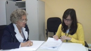 Funcionária Elisa do FDE, conferindo documentos apresentados, com a prefeita Cleide Berti