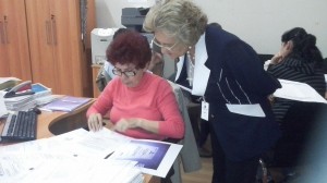 Funcionária Cleider conferindo os documentos no ato de entrega, juntamente com a Prefeita Cleide Berti