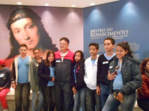 Professor de Inglês Pedro com os alunos