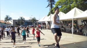 Professor Deivide e as alunas durante a aula de Zumba.
