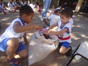 Alunos preparando a terra para o plantio de sementes...
