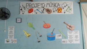 Diferentes instrumentos musicais foram apresentados para os alunos.