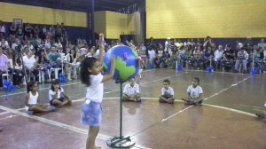 Os alunos um a um foram  "retirando o lixo do mundo"