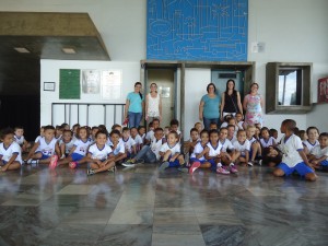 Alunos devidamente acompanhados por suas Educadoras.