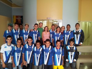 Alunos do Futsal, Professor Sílvio Marques Figueiredo, Diretora de Educação Profª Maria Angela e a Supervisora de Ensino Nora Santos.
