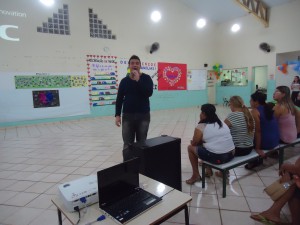 João Marcelo prestou homenagem às famílias através da música. 