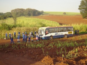 Funcionários da Usina Santa Cruz fizeram uma pausa e também se exercitaram.