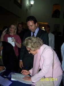 Prefeita Cleide Berti e o Vice - Prefeito Sérgio Belinelli no momento da assinatura do convÊnio com a Secretaria da Educação.