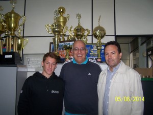 Atleta Marcos Vinicius Sabadoto, Pró-Reitor Administrativo do Centro Universitário, Fernando Mauro e o Vice- Prefeito Sérgio Belinelli.