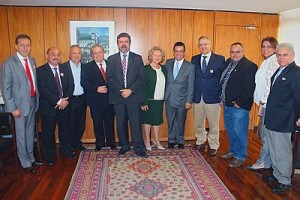 Ao centro Gilmar Dominici - Subchefe de Assuntos Federativos, ladeado pelos Prefeitos após a reunião.