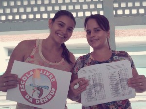 Professoras: Júlia Benassi e Karina Léo, orientando seus alunos a fazer o check list.