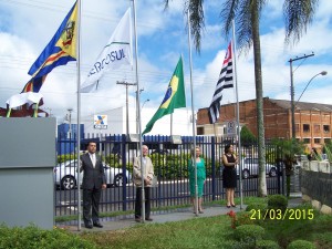 Presidente da CÂmara Vereador DIego Viveiros,EX Vice - Prefeito e Ex Vereador Tércio Della Rovere, Prefeita Cleide Berti e a Deputada Estadual Márcia Lia, durante hasteamento da bandeiras.