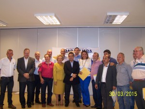 Prefeitos da Aprec com o Vice Presidente do TCESP, Dimas Ramalho, posam para a foto após a reunião.