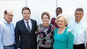 Prefeito de Ribeirão Bonito - Nenê, Vice - Prefeito Sérgio Bellineli, Presidente Dilma Rousseff, Prefeit a Cleide Berti e o Prefeito Zé Maria de Itirapina.
